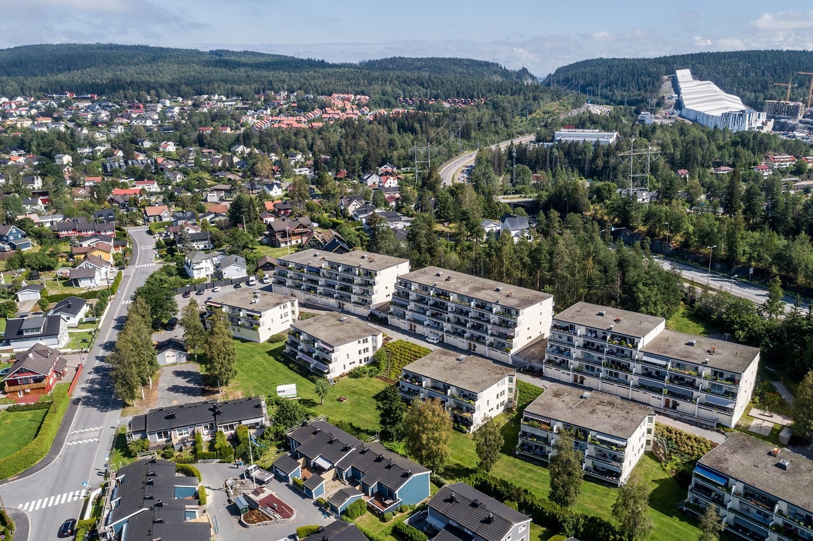 Borettslaget har store fellesarealer med mye boltreplass. Galleribilde