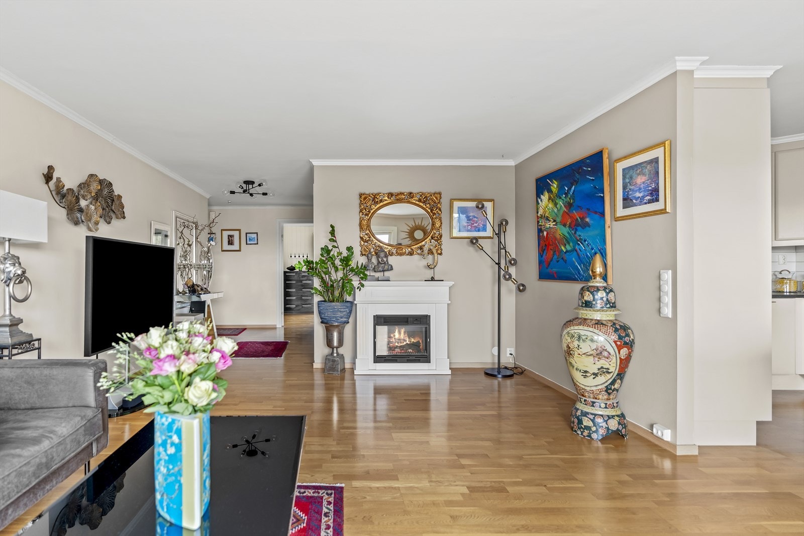 I rommet er det montert el-peis og varmepumpe. Galleribilde