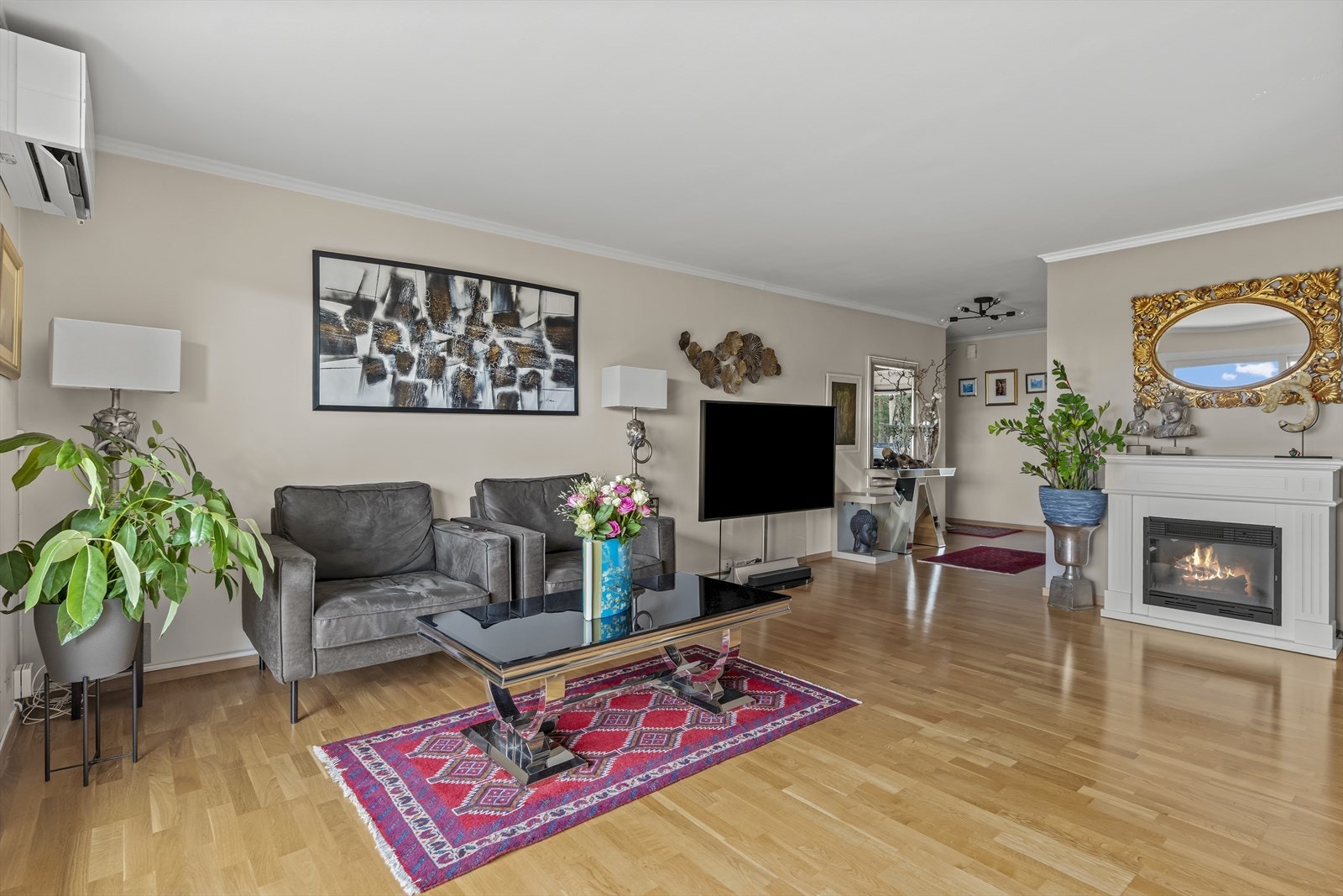 Rommet har god plass til stort spisebord, samt tv-bord og sofaseksjon. Galleribilde