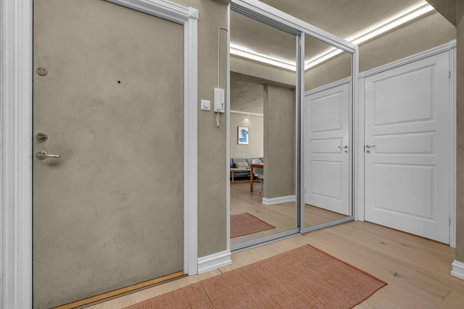 I tillegg til god lagringsplass i leiligheten disponerer den en kjellerbod og en loftsbod. Galleribilde