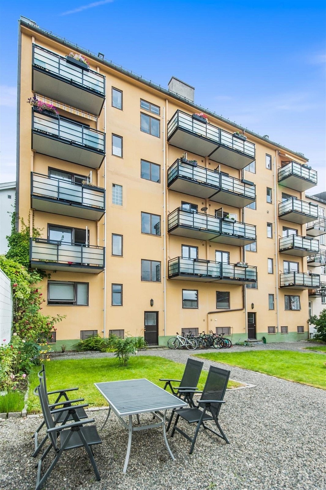 Leiligheten har enkel tilgang til frodig bakgård med sittegruppe. Galleribilde