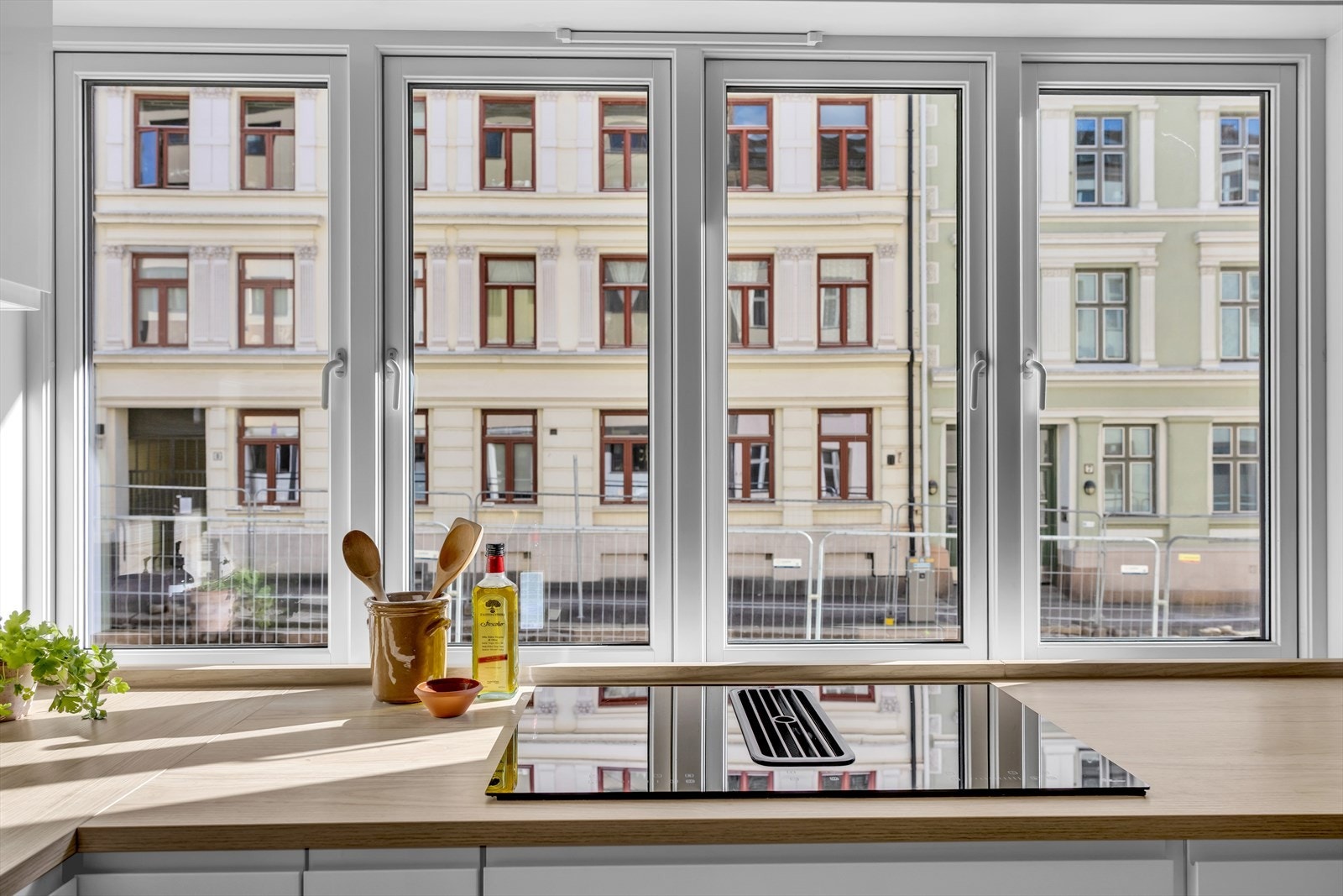 Nedfelt platetopp med integrert ventilator. Galleribilde