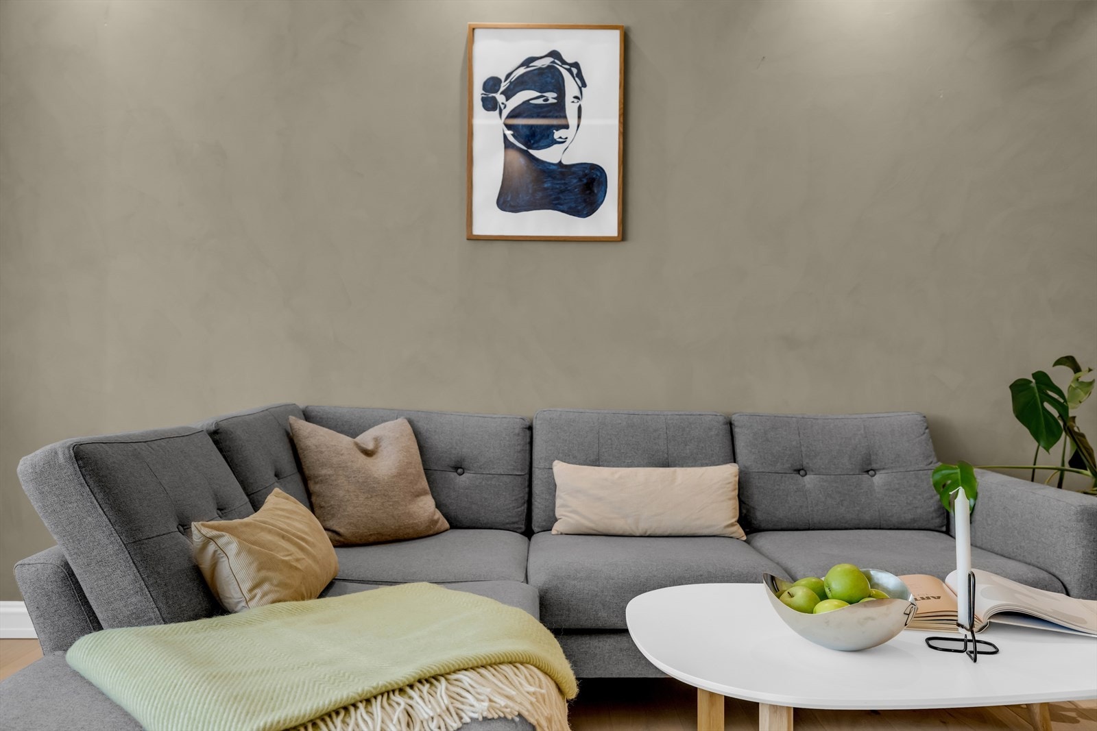 God planløsning med plass til spisebord, sofa og øvrig møblement. Galleribilde