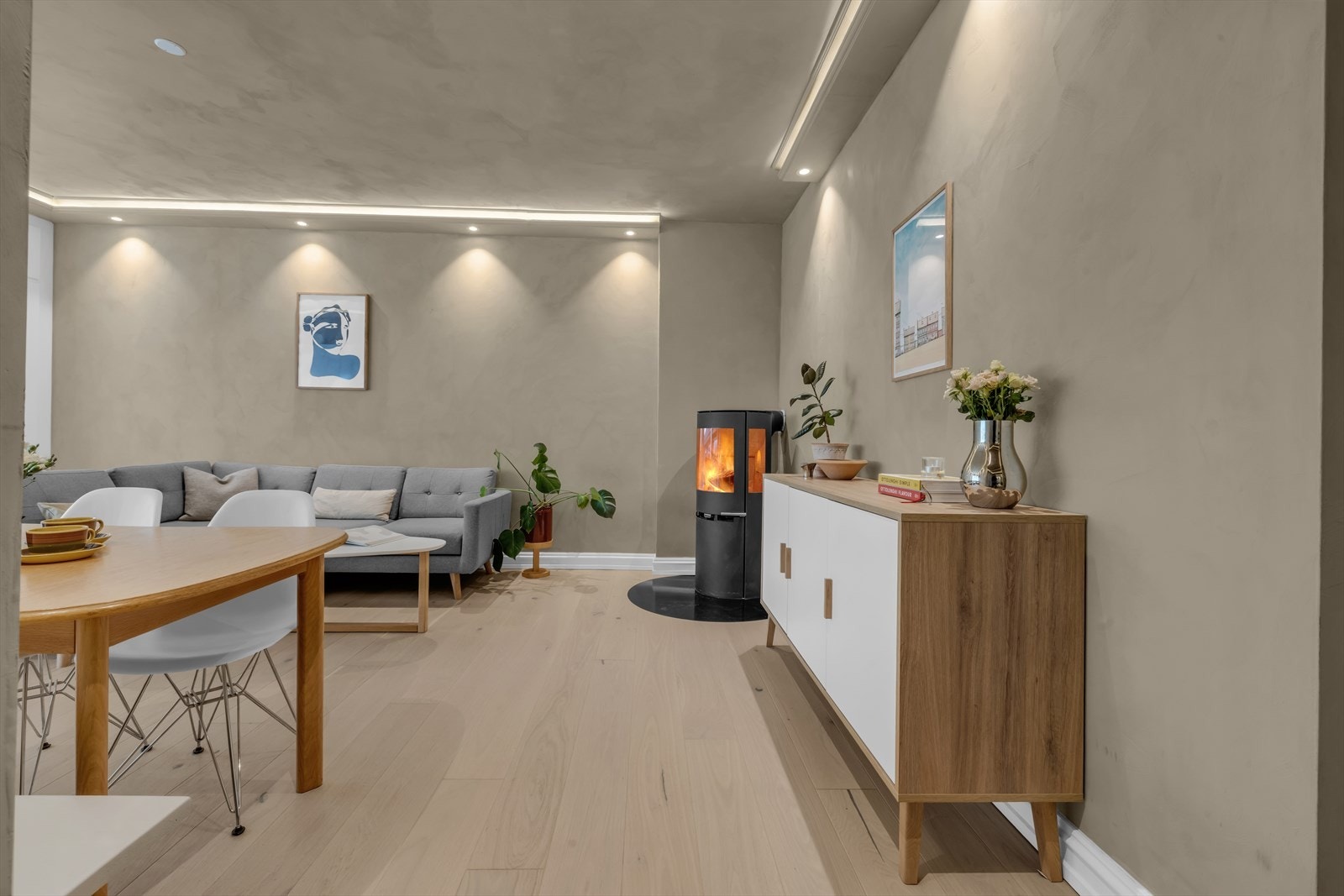 Leiligheten ble totaloppusset i 2022 med nytt, moderne kjøkken, nytt bad, nytt elektrisk anlegg, ny peis samt nye gulv og overflater. Galleribilde