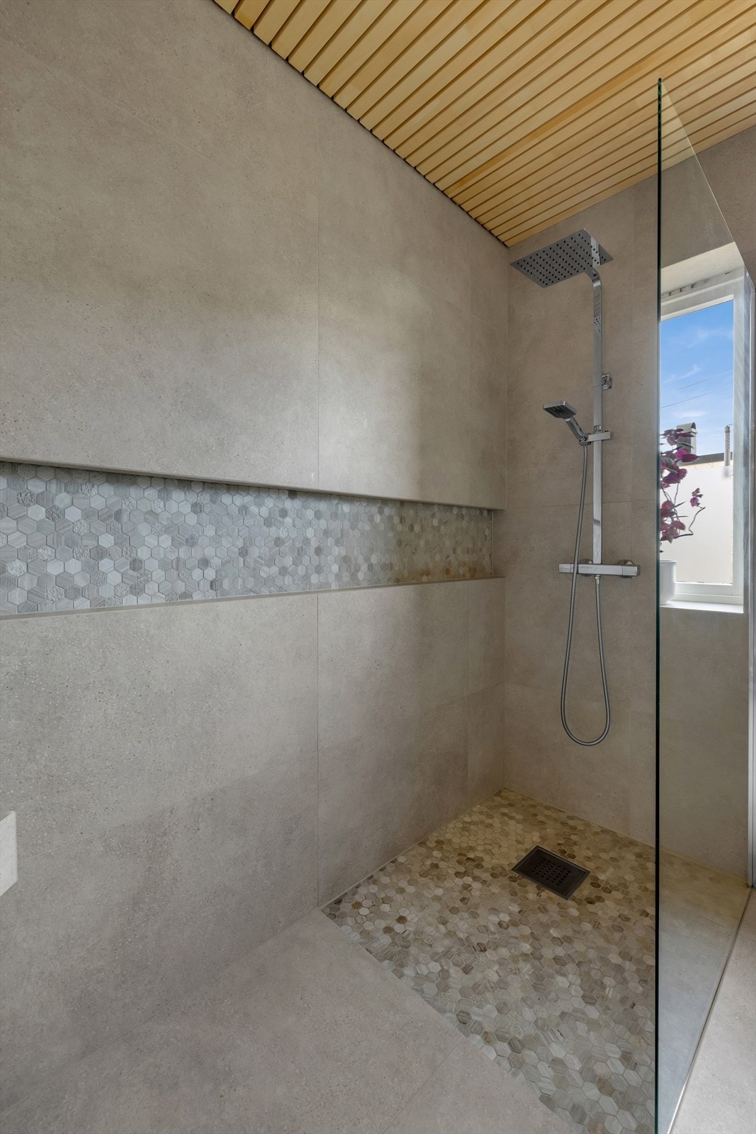 Dusjsone med regndusj og glassdør. Her får man spa-følelse i eget hjem! Galleribilde