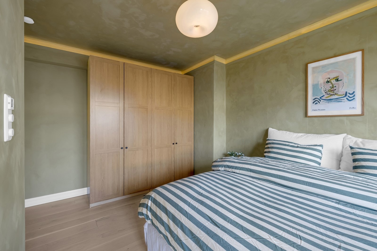 Stort garderobeskap sikrer god lagringsplass. Galleribilde