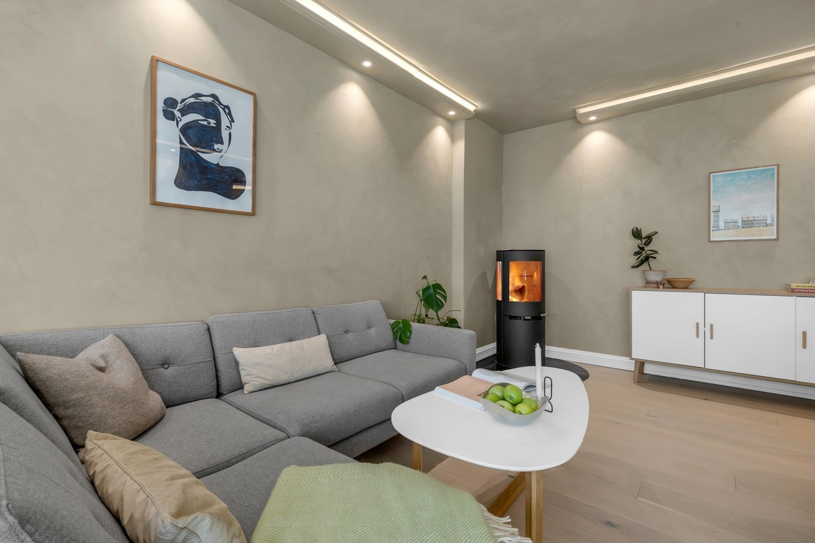 Svært delikat stue malt i lekre farger, med lyslist og downlights i taket. Kombinasjonen gir deg friheten til å innrede etter din personlige smak og stil. Galleribilde