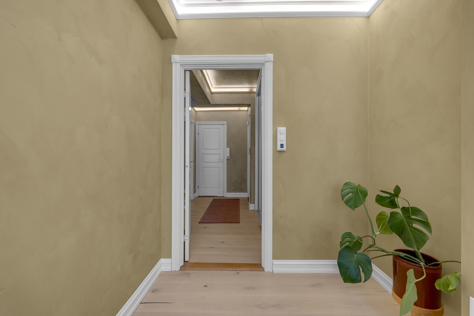 Rommet har plass til både seng og garderobe, og den nøytrale stilen gjør det enkelt å tilpasse etter behov. Galleribilde