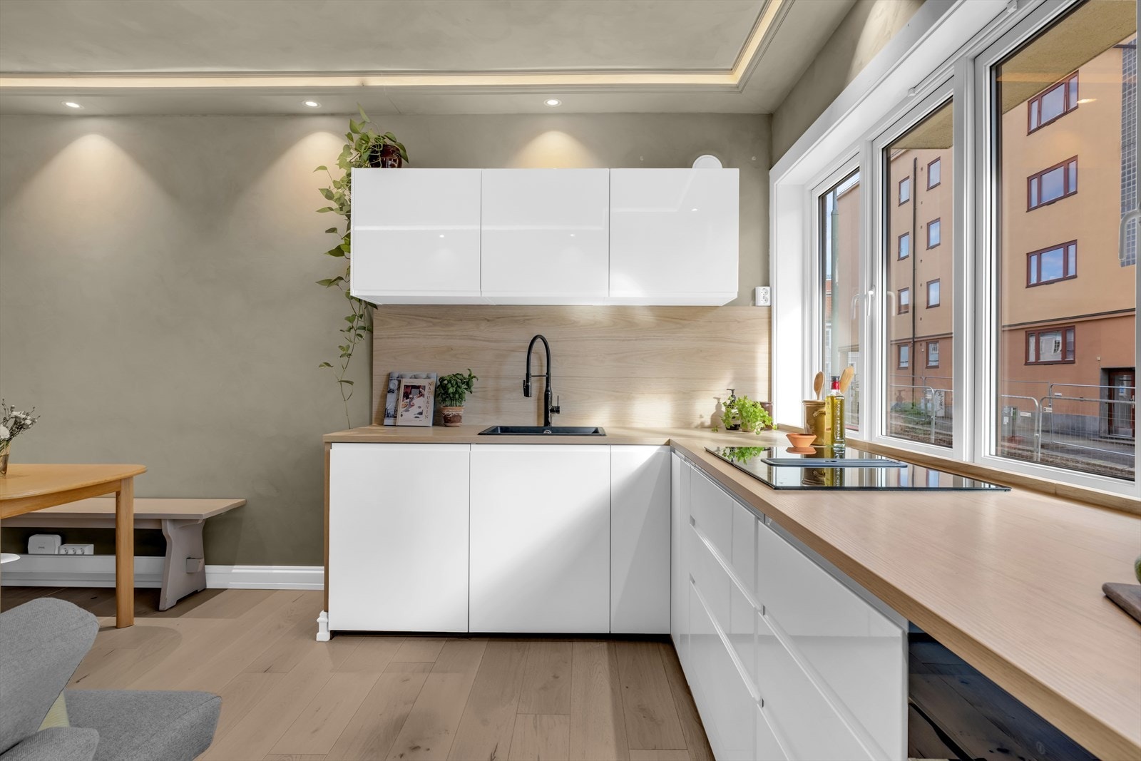 Kjøkkenet egner seg perfekt både til daglig bruk og til sosiale anledninger! Galleribilde