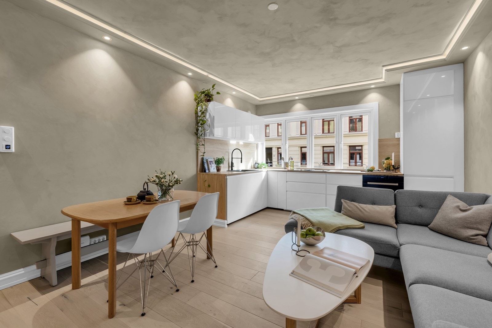 Velfungerende og sosial planløsning hvor stue, spisestue og kjøkken ligger sammenhengende gir funksjonelle soner Galleribilde