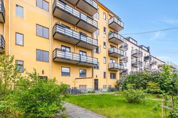 Pent opparbeidet bakgård, perfekt for store og små. Boligselskapet består av 18 leiligheter og 1 næringslokale. Galleribilde