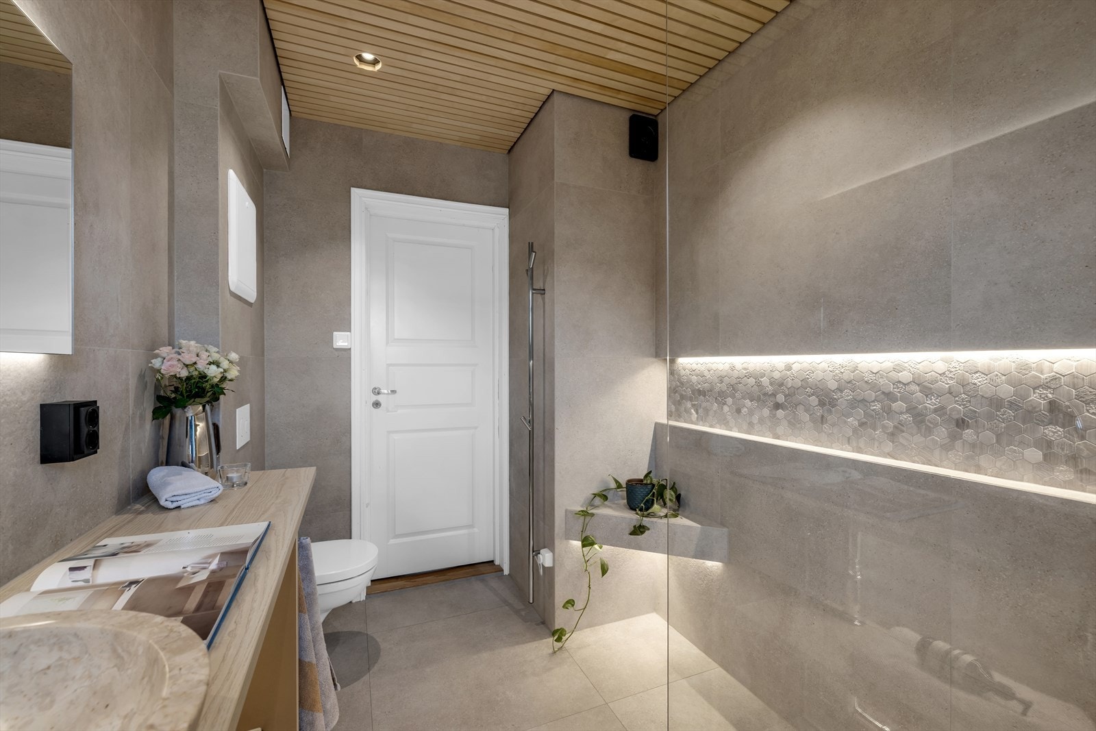 Badet har elektrisk gulvvarme og det er opplegg for vaskemaskin. Aksjeselskapet har også fellesvaskeri med tørkerom/skap. Galleribilde