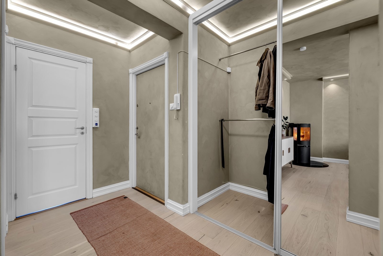 Entréen er innredet med en stor skyvedørsgarderobe med speilfronter, som sørger for rikelig med oppbevaring. Galleribilde