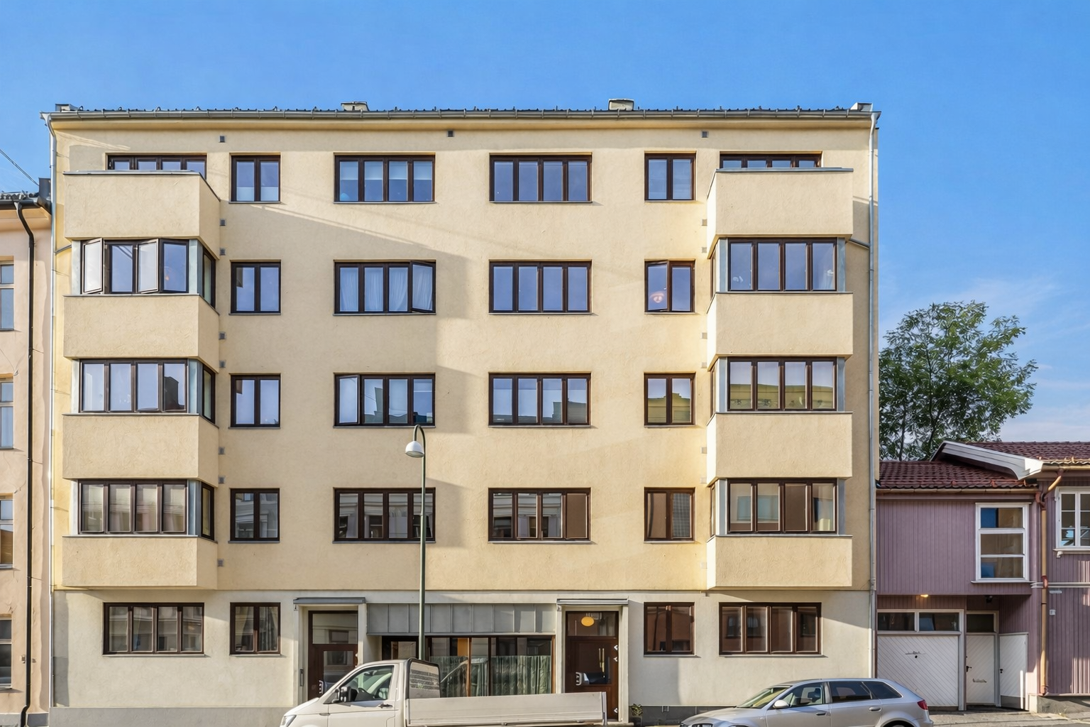 Leiligheten ligger sentralt, men tilbaketrukket på Vålerenga, med kort vei til kollektivtilbud, butikker, spisesteder og hyggelige grøntområder. Galleribilde