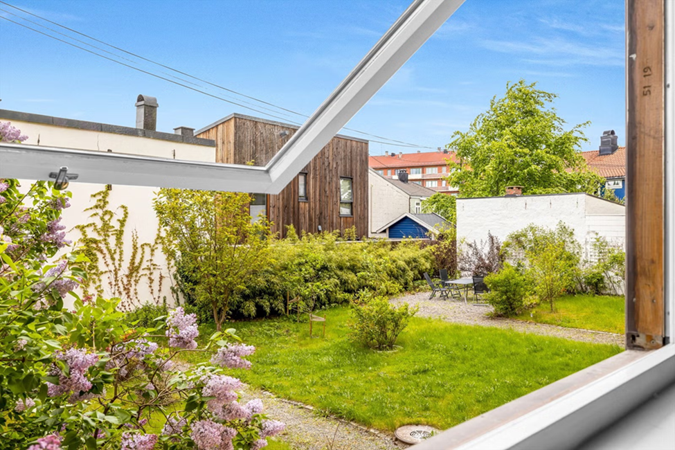 Enkel tilgang til flott bakgård. Skjermet og med ettermiddag- og kveldssol. Galleribilde