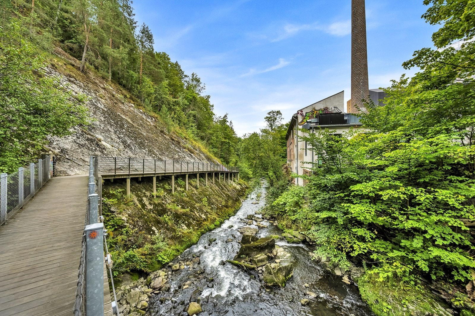 Svartdalsparken byr på flotte turmuligheter, fossefall og herlig skogsområder - Perfekt for søndagsturen! Galleribilde