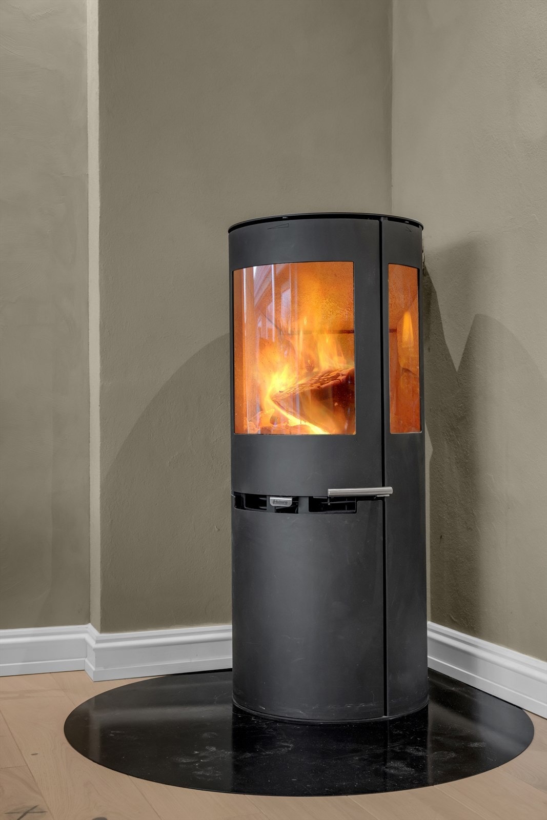 Flott vedovn gir godt med ekstra varme og skaper en hyggelig stemning. Galleribilde