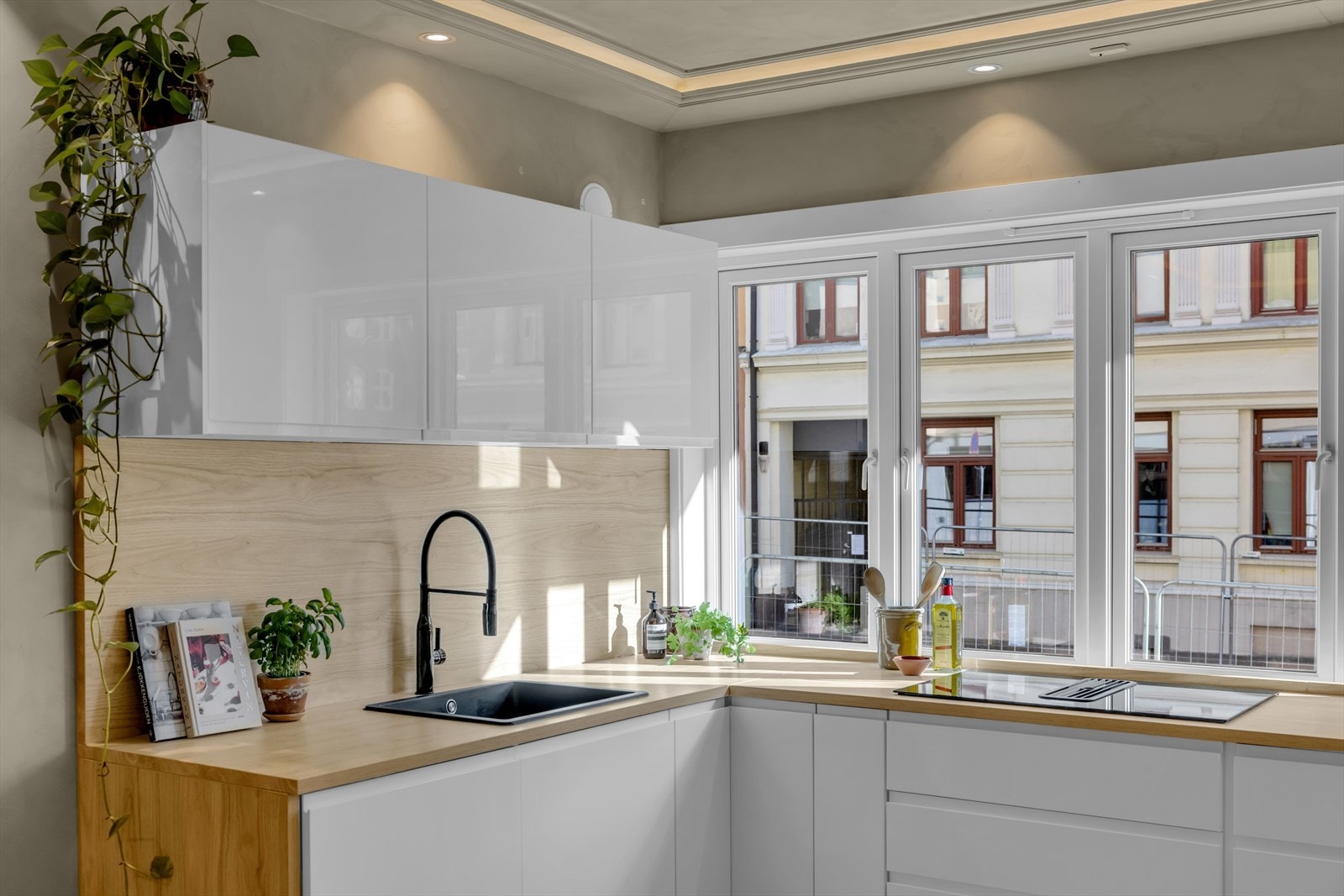 Lekker innredning fra 2022 med hvite, glatte fronter og laminert benkeplate. Galleribilde