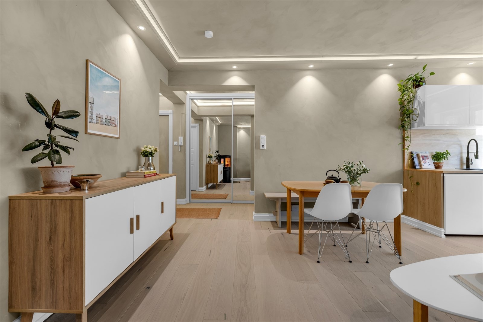 Her får du en innflytningsklar leilighet med god standard, tidsriktige materialvalg og lekre overflater. Galleribilde