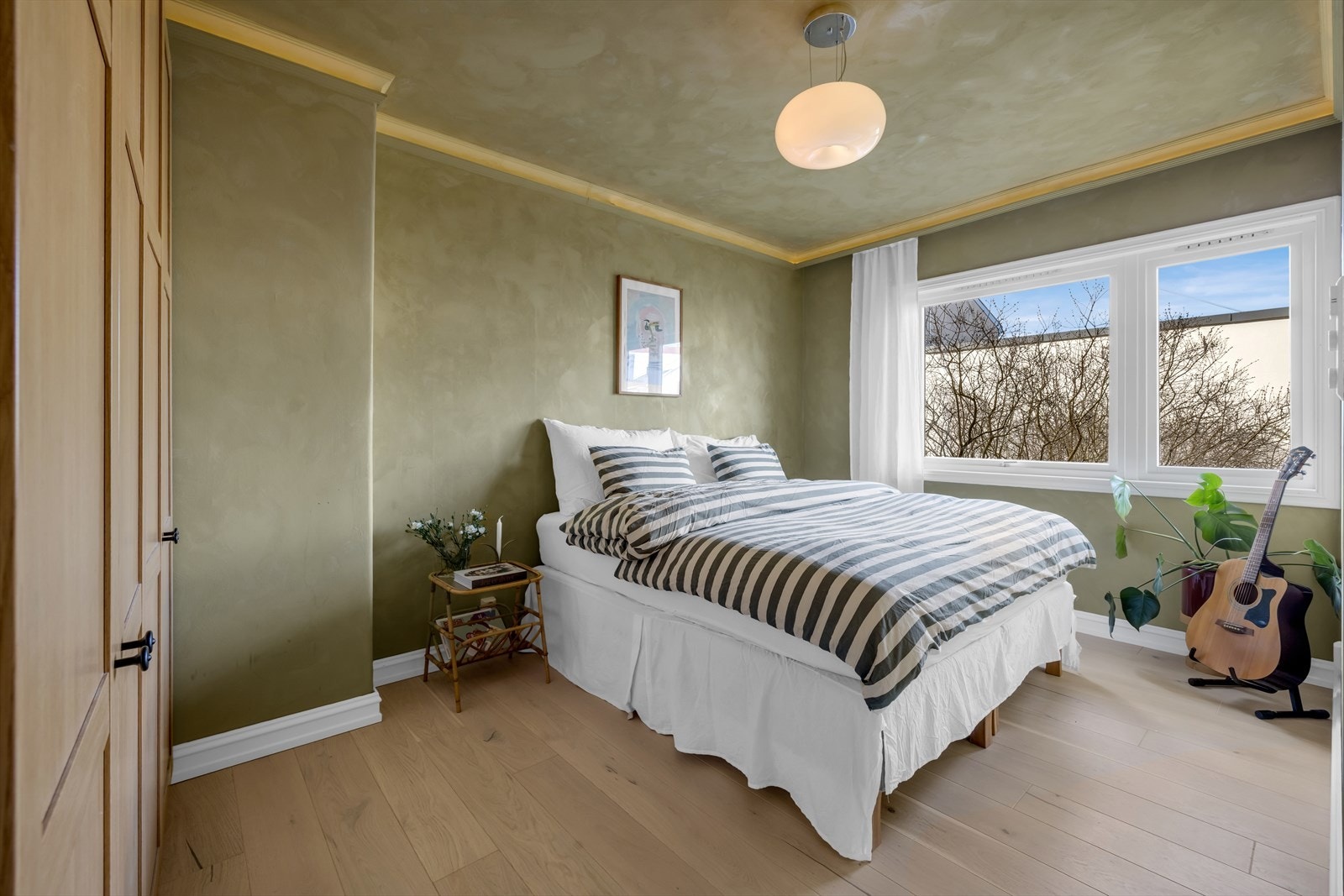 Romslig hovedsoverom med god plass til dobbeltseng, nattbord på hver side og tilhørende møbler. Galleribilde