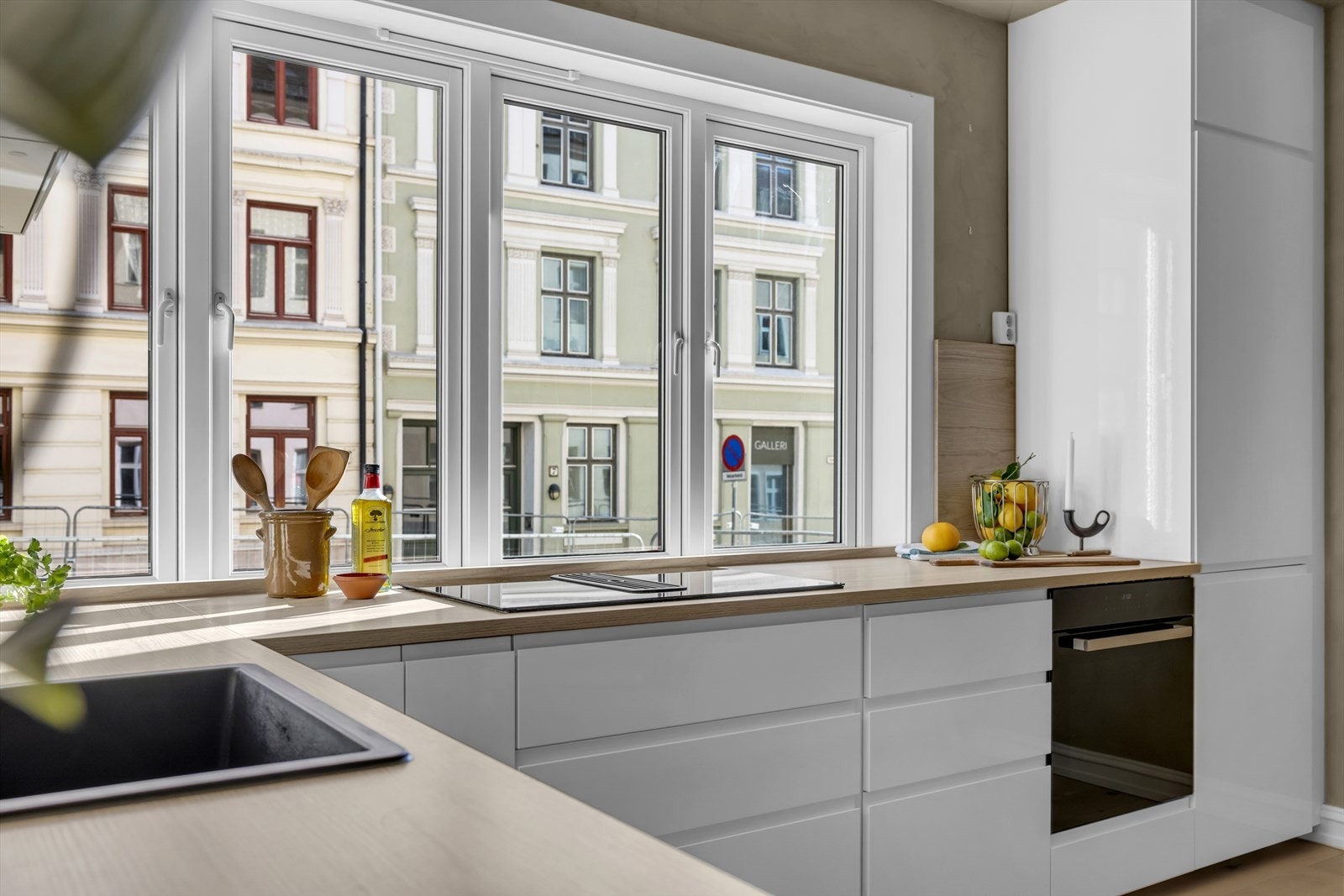 Kjøkkenet er velutstyrt med integrerte hvitevarer som stekeovn, platetopp, oppvaskmaskin og kjøl/frys. Galleribilde