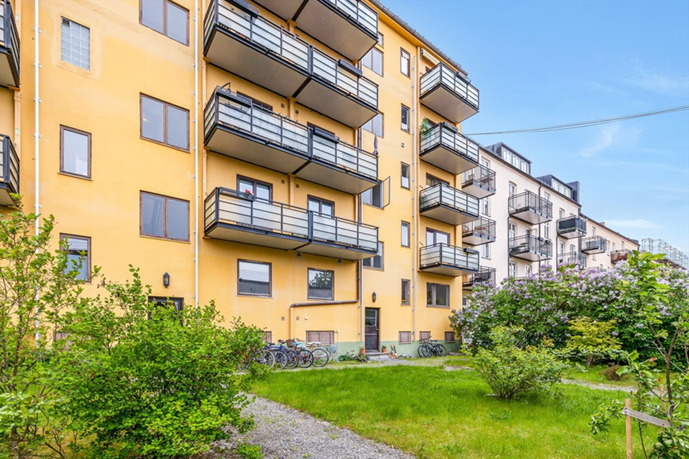 Pent opparbeidet bakgård, perfekt for store og små. Boligselskapet består av 18 leiligheter og 1 næringslokale. Galleribilde