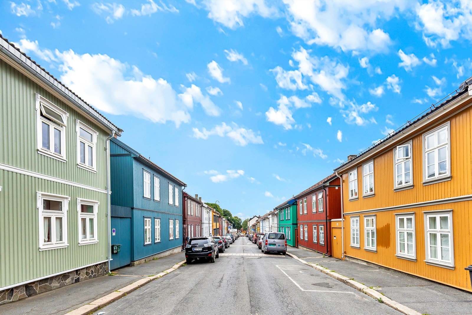 Her bor du i nydelige omgivelser med sjarmerende trehus og flotte grøntområder Galleribilde