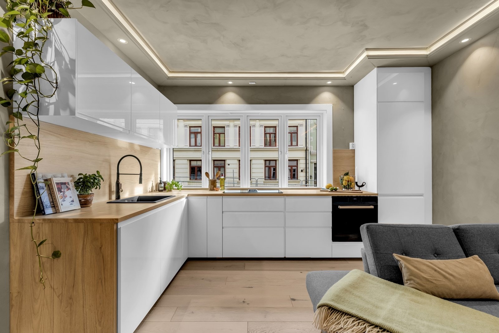 Lekkert kjøkken utformet med fokus på både funksjonalitet og stil, hvor plassen er godt utnyttet med rikelig skap- og benkeplass. Galleribilde