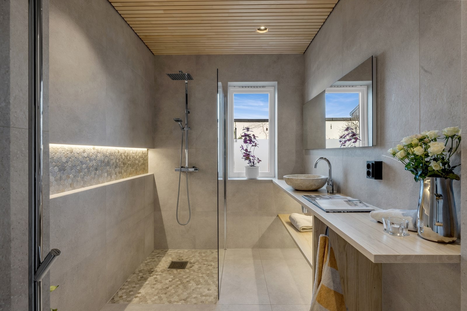 Lekkert fra 2022 med moderne fliskombinasjon kombinert med spiler i tak. Galleribilde