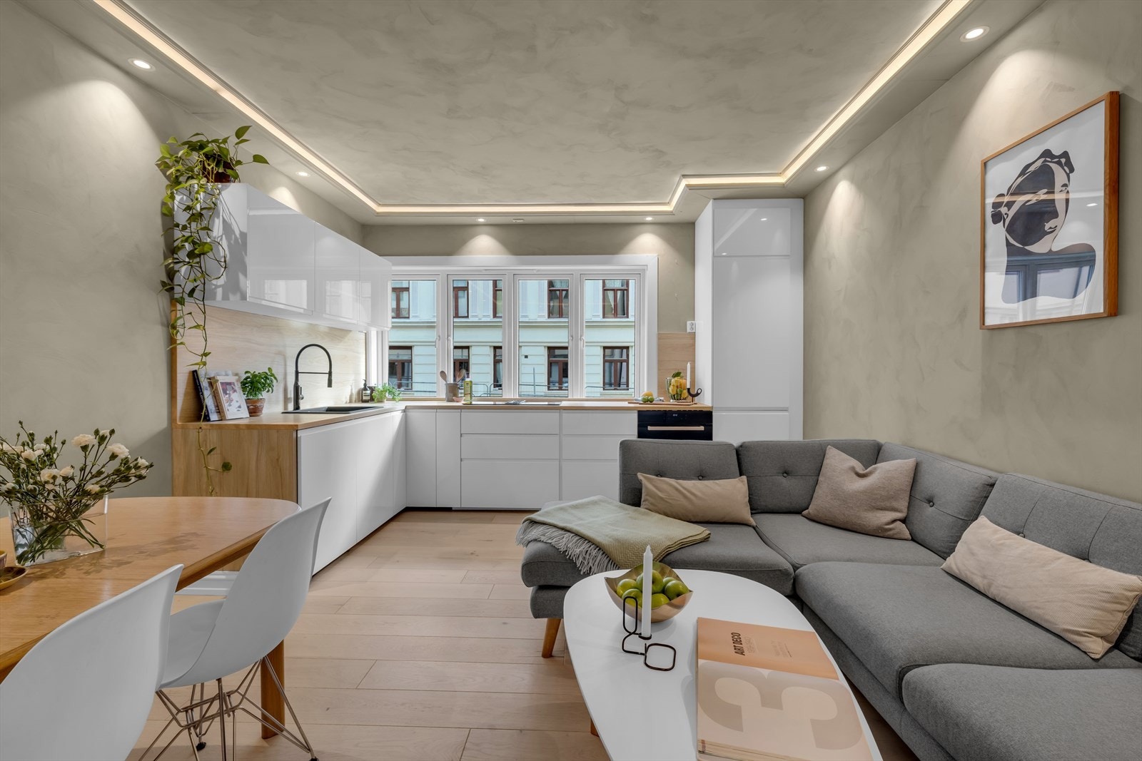 En rålekker 3-roms med svært god standard, beliggenhet i en høy 1. etg! Galleribilde