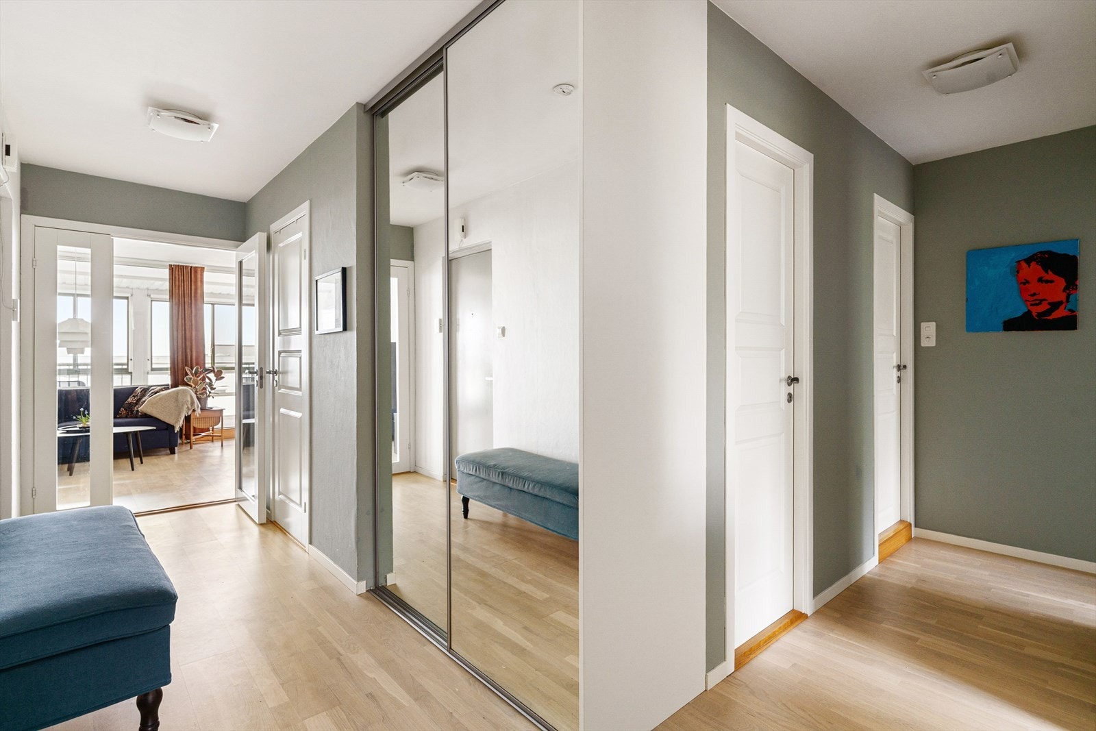 - Romslig gang med skyvedørsgarderobe og direkte adkomst til vaskerom/bod - Galleribilde