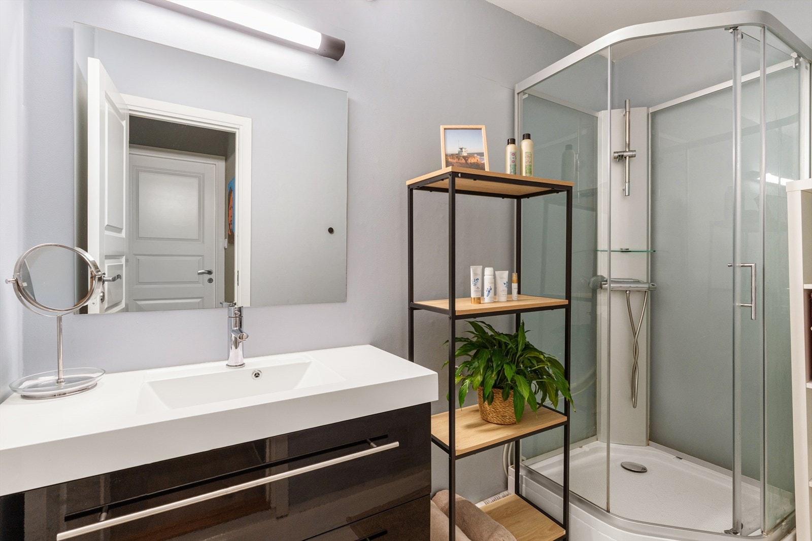 - Badet har belegg på gulv og vegger, samt dusjkabinett - Galleribilde