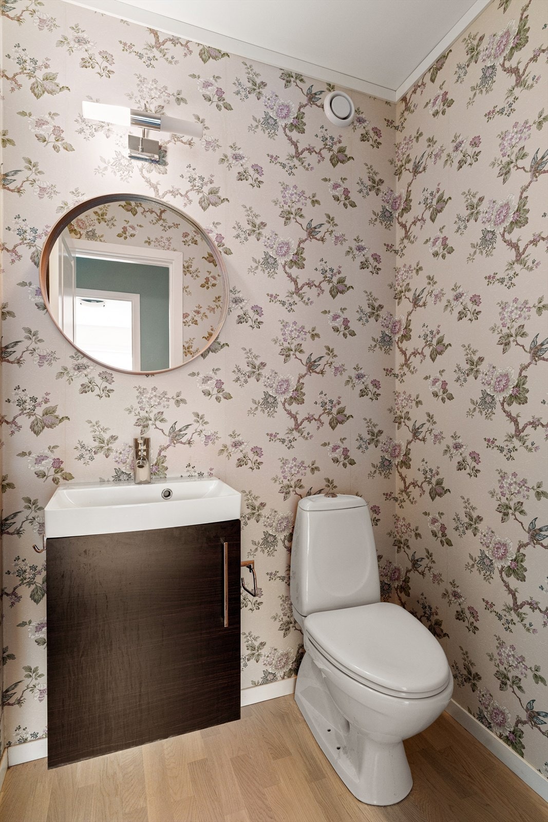 - Det er separat toalettrom med nydelig blomstertapet - Galleribilde