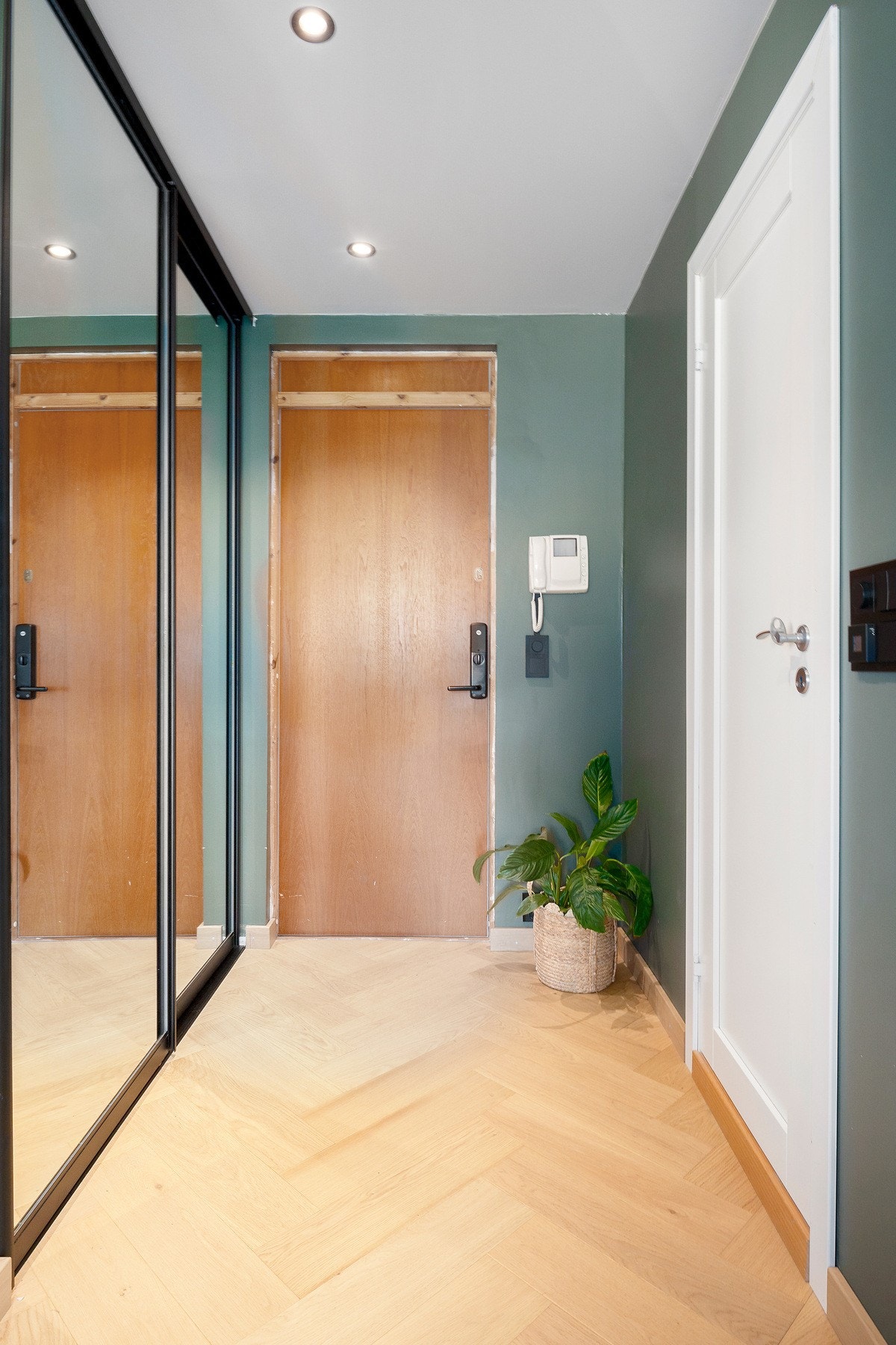 Velkommen inn i en stilfull og innbydende entré! Her er det praktisk skyvedørsgarderobe som byr på plass til oppbevaring av yttertøy og sko. Galleribilde