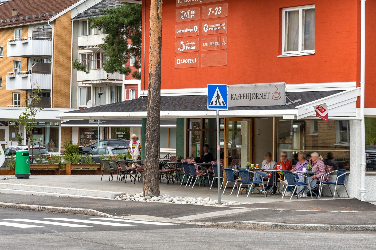 Det lille kaffehjørnet på torget skaper liv og stemning i nærmiljøet - bare en kort spasertur unna. Galleribilde