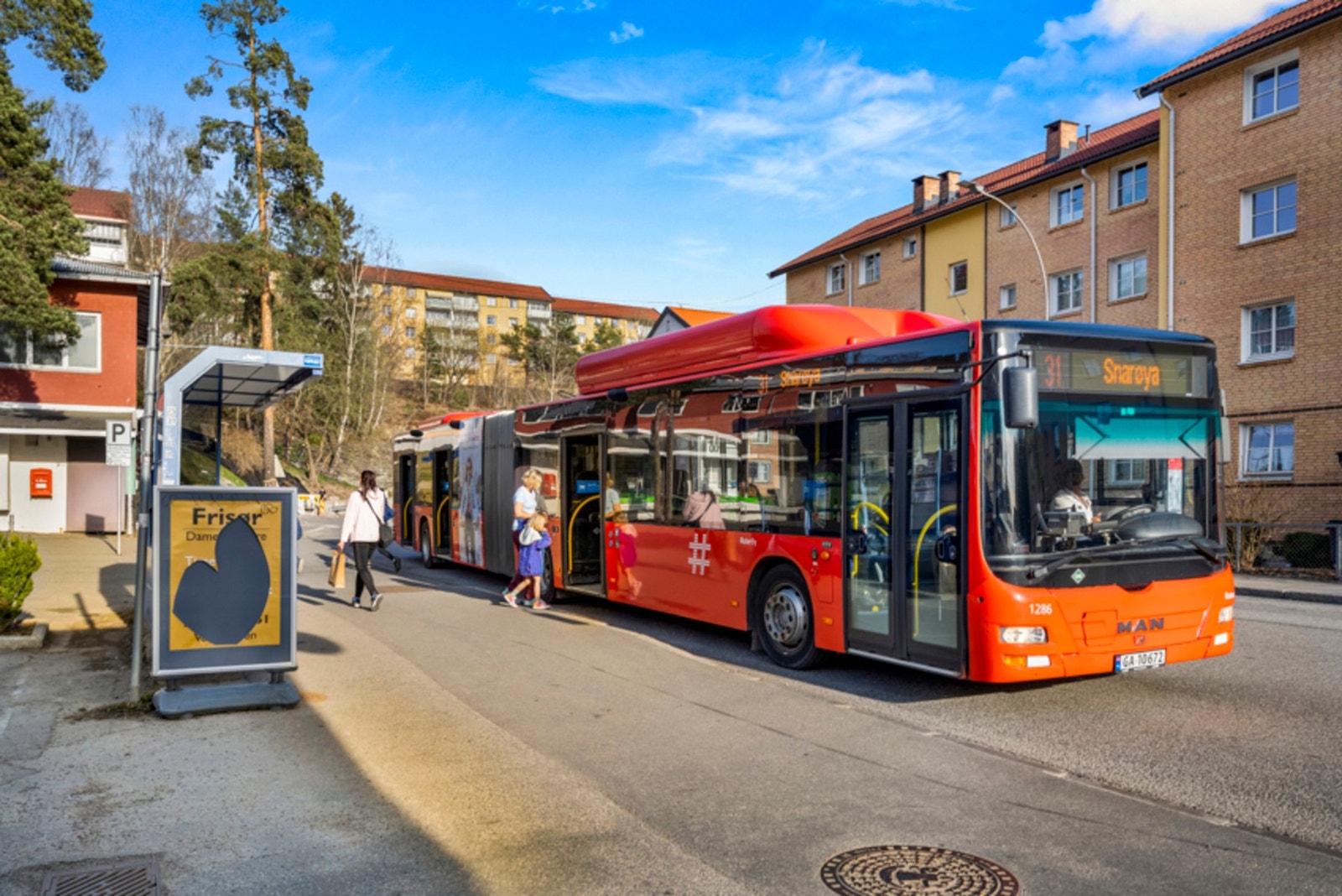 Det er gode bussforbindelser gjennom Tonsenhagen og Årvoll, bl.a. 31 bussen som går til sentrum hele døgnet. Galleribilde