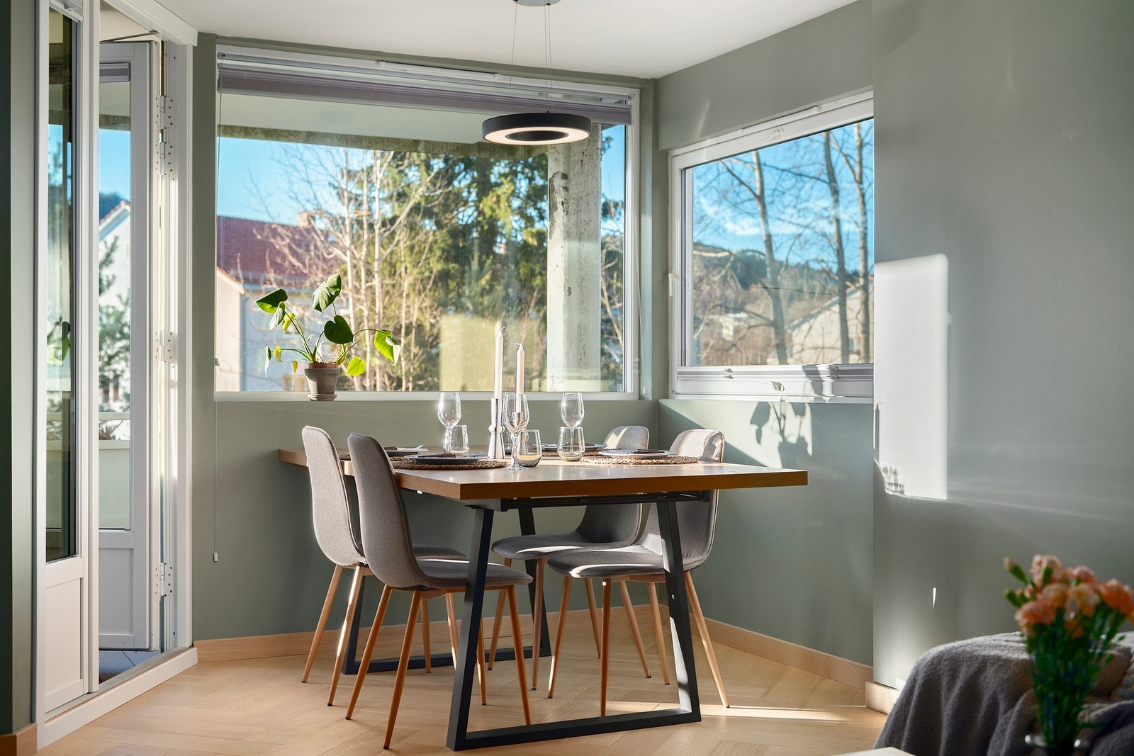 Spisestuen ved vinduet skaper perfekte rammer for hyggelige måltider. Galleribilde