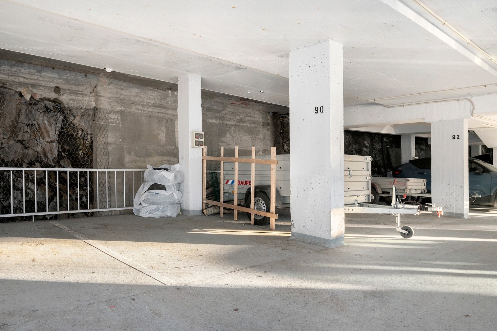 Det medfølger parkeringsplass i felles garasjeanlegg merket med nr. 90. Galleribilde