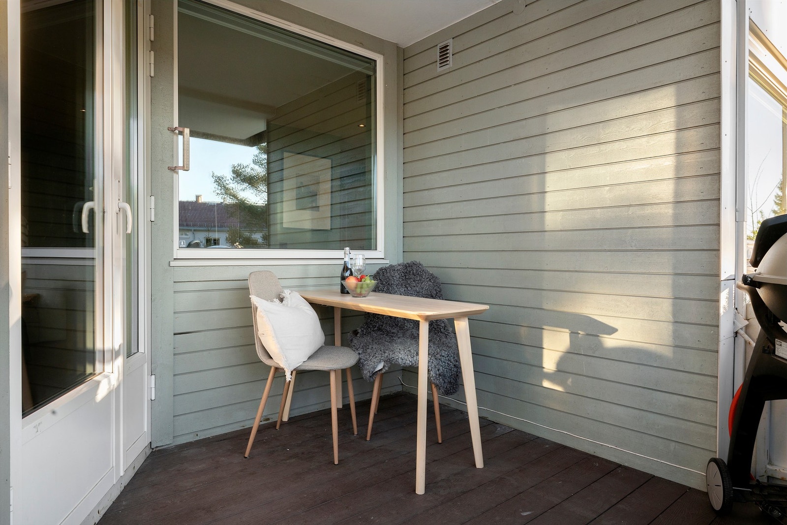 Her er det plass til både grill, utemøbler og grønne innslag - perfekt for å skape din egen oase. Galleribilde