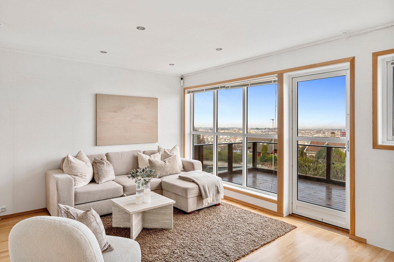 Store vindusflater slipper inn rikelig med dagslys og gir en fin kontakt med utsikten. Galleribilde