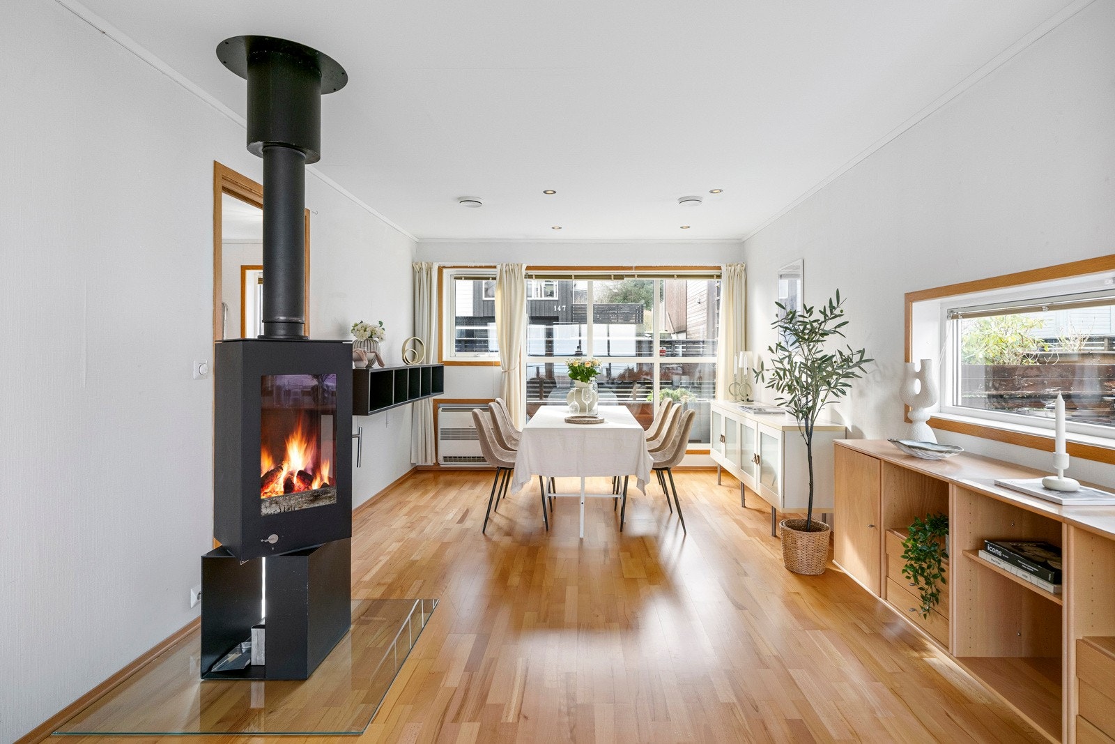 Peisovn bidrar med varme og skaper en lun atmosfære i rommet. Galleribilde