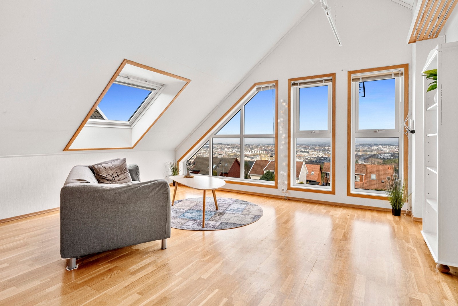 Loftstuen har gode lysforhold og utsikt. Galleribilde