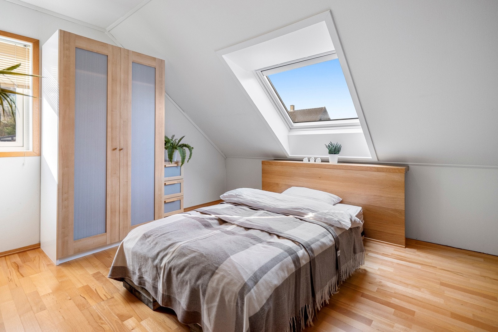 Boligen er i dag innredet med to romslige soverom med god plass til dobbeltseng og garderobeløsning. Galleribilde