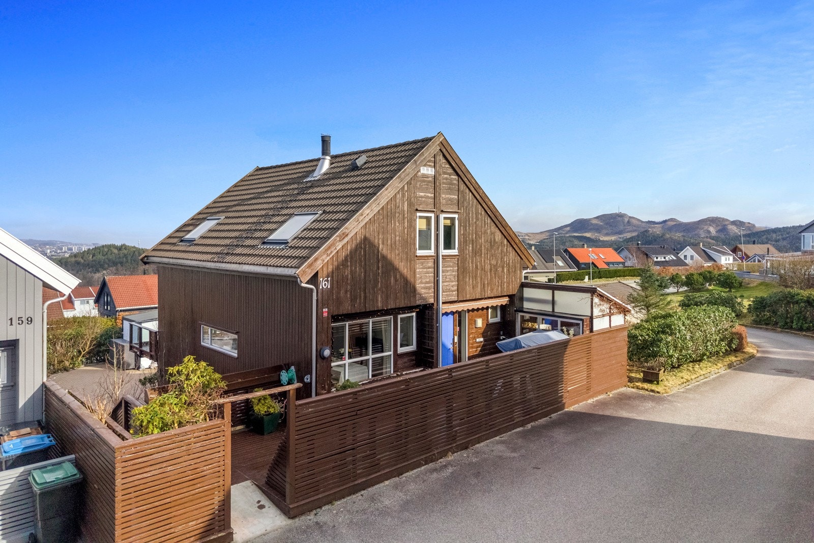 Her bor du i et rolig og familievennlig område med kort vei til skoler, barnehager, butikker og kollektivtransport, samtidig som flotte turmuligheter ligge Galleribilde