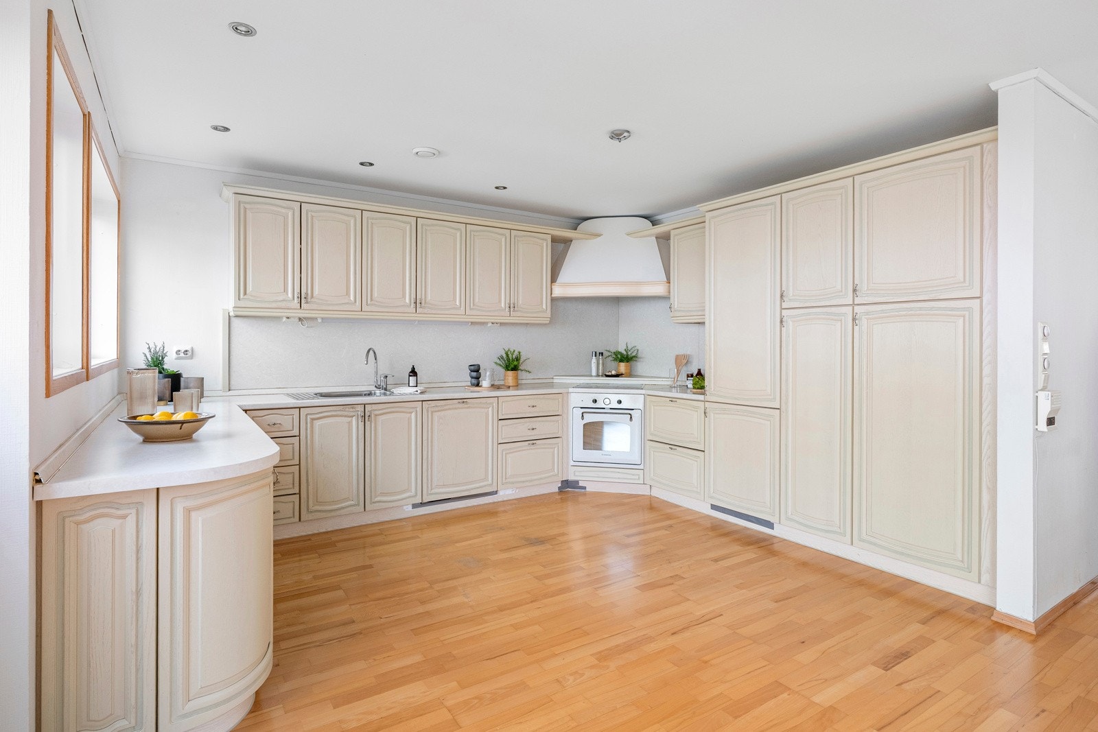 Kjøkkenet ligger i åpen løsning mot stuen og har en praktisk utforming med gode arbeidsflater og lagringsmuligheter. Galleribilde