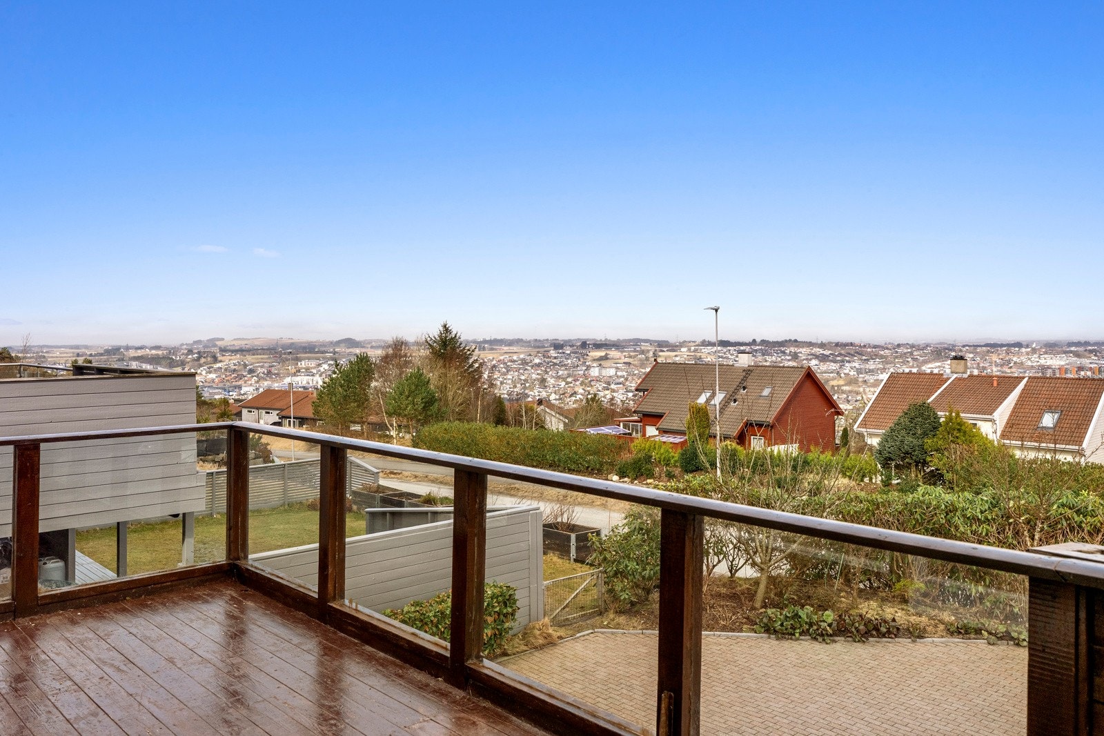 Boligen ligger høyt og fritt til på Bogafjell, med vidstrakt utsikt over Sandnes og gode solforhold gjennom dagen. Galleribilde