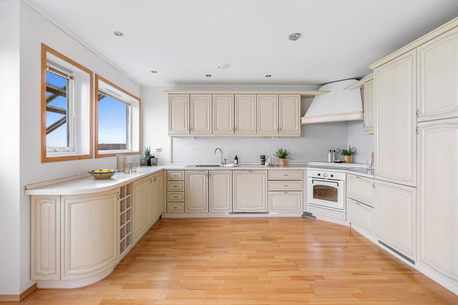 Innredningen har profilerte fronter og laminat benkeplate, og fremstår funksjonellt for hverdagsbruk. Galleribilde