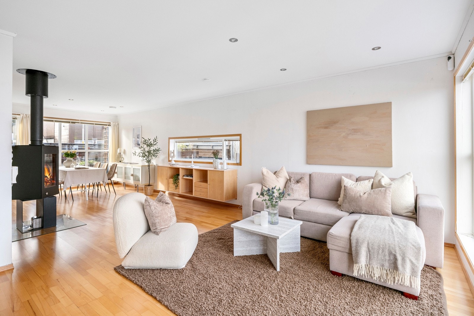 Stuen ligger i åpen løsning med kjøkkenet og fremstår som et naturlig samlingspunkt i boligen. Galleribilde