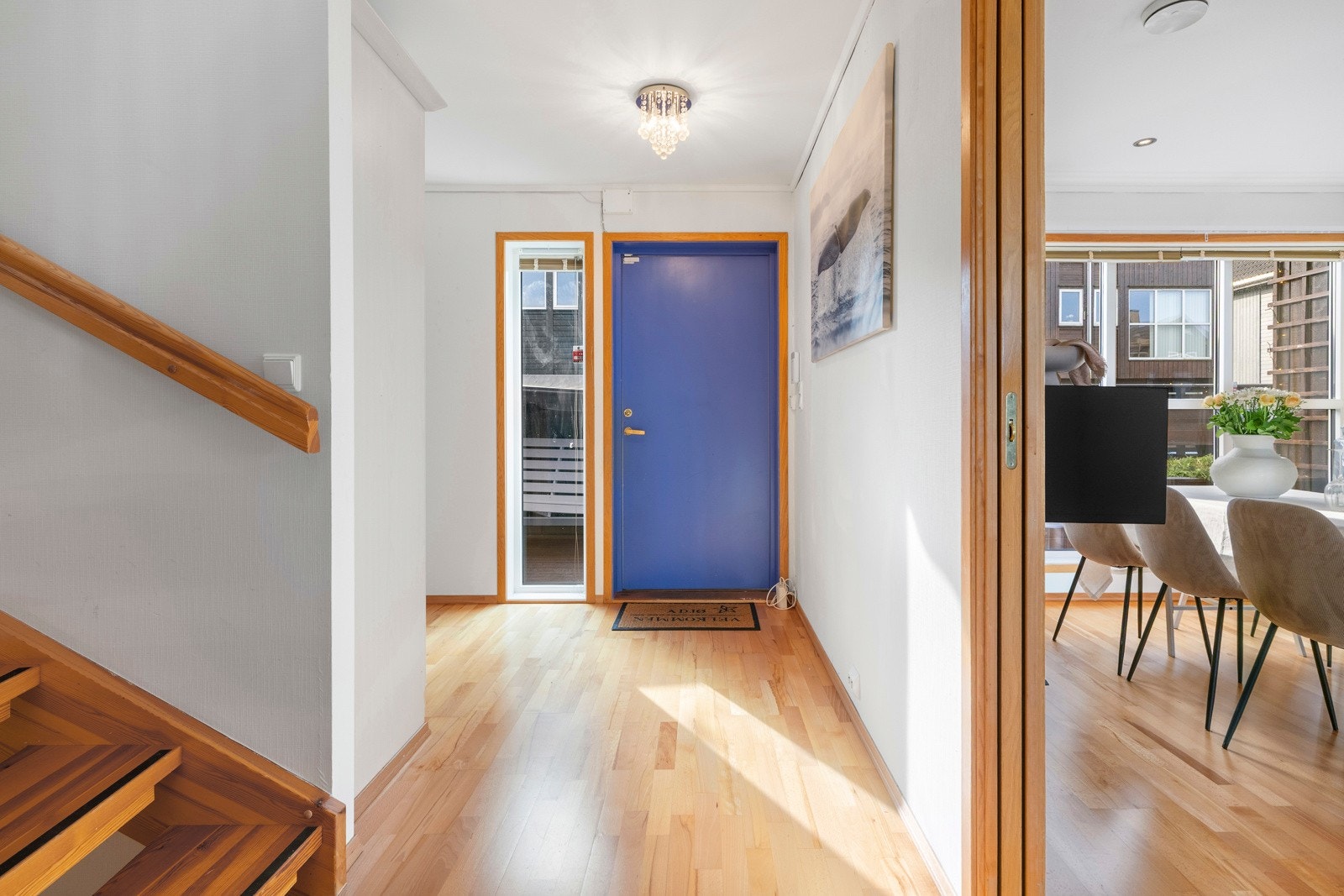 Romslig entré med god plass til yttertøy og garderobeløsninger Galleribilde