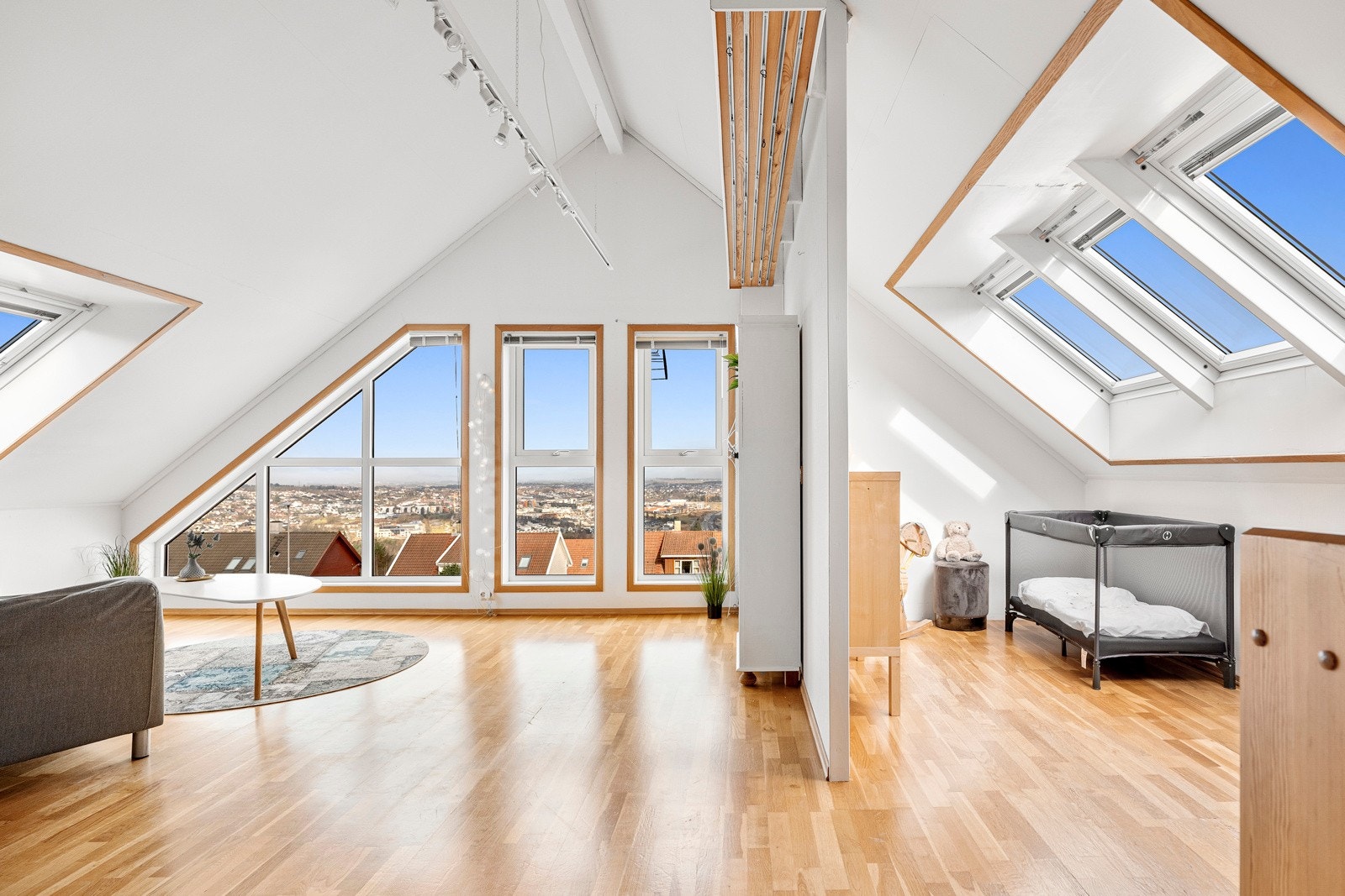 Loftstuen egner seg godt som TV-stue, hjemmekontor eller lekerom. Galleribilde